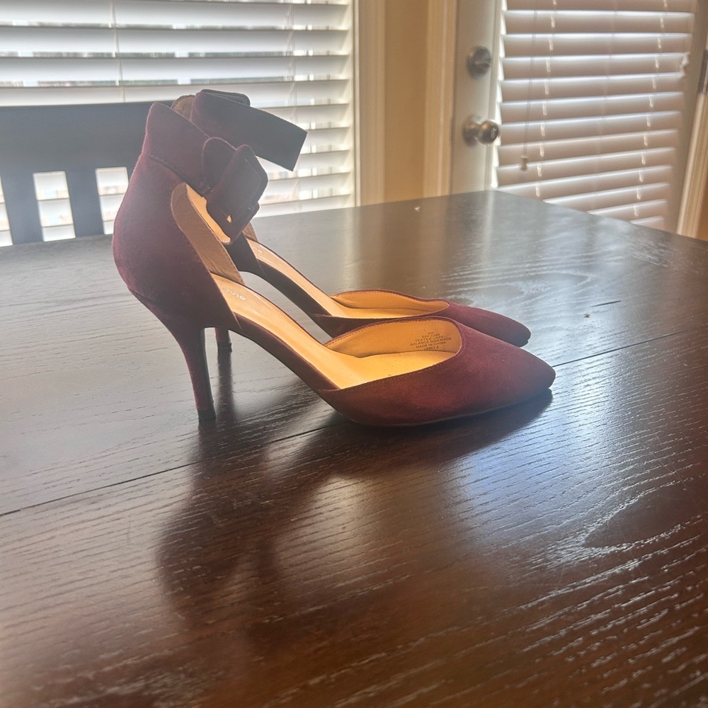 New without box Suede Heels